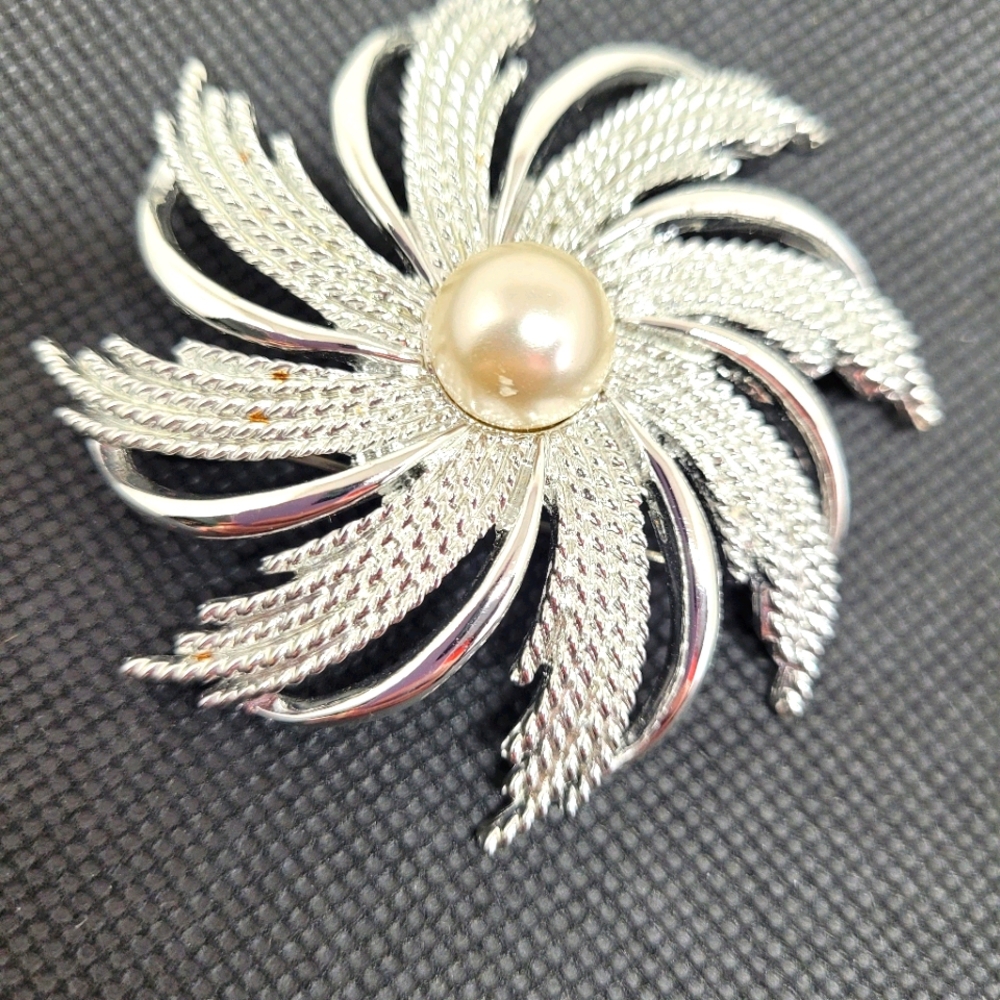 Vintage signed Sarah Coventry Silver Sunburst broo